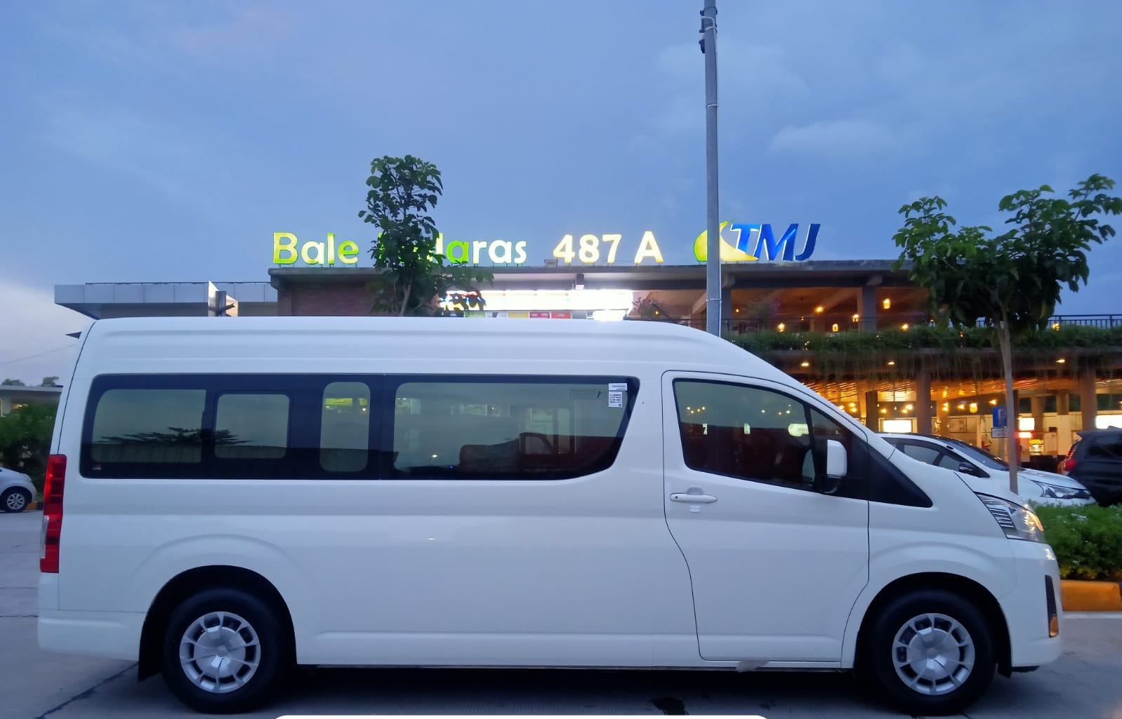 Sewa Hiace Premio Depok - Family Trans Group